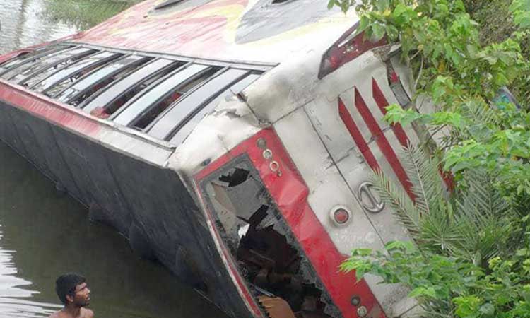 বগুড়ায় সড়কের বাস খাদে, মা-মেয়েসহ নিহত ৩