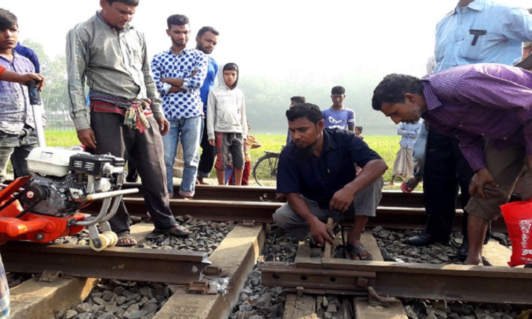 দিনাজপুরে রেললাইনে ভাঙন, ট্রেন চলাচল বন্ধ