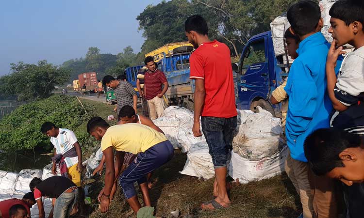 কুমিল্লায় ট্রাক খাদে, নিহত ২