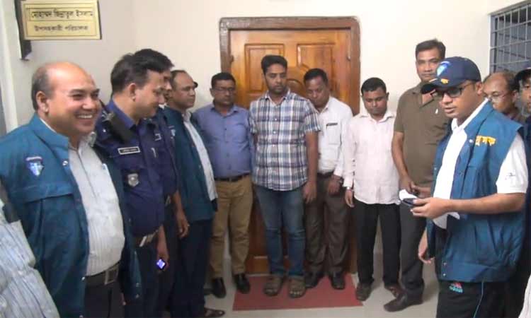 দিনাজপুরে সরকারি কর্মকর্তাসহ ৬ জনকে আটক করেছে দুদক