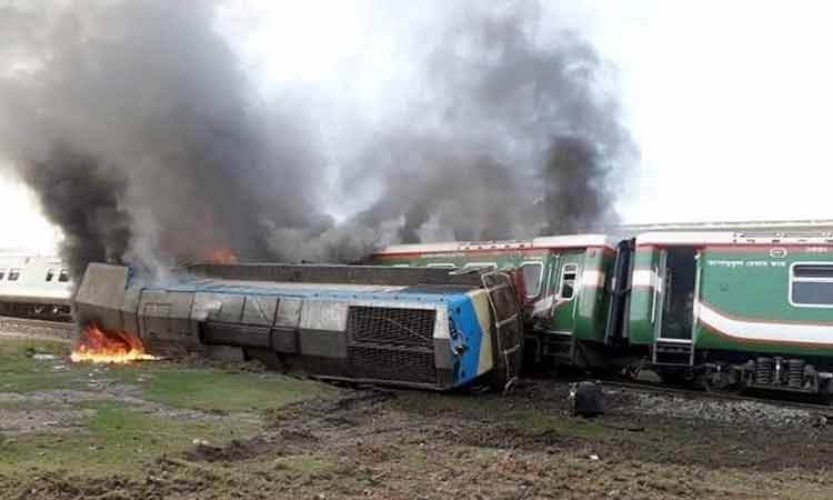 ‘লাইনে ত্রুটির কারণে উল্লাপাড়ায় ট্রেন দুর্ঘটনা’