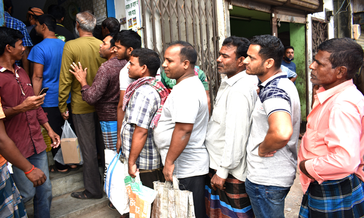 টাঙ্গাইলে গুজবে লবণ কিনতে দোকানে ভিড়