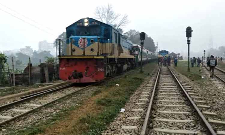 ৬ ঘণ্টা পর চট্টগ্রামের সঙ্গে সারাদেশের রেল যোগাযোগ শুরু