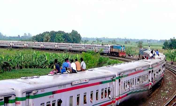 অল্পের জন্য প্রাণে বাঁচলেন হাজারো মানুষ!