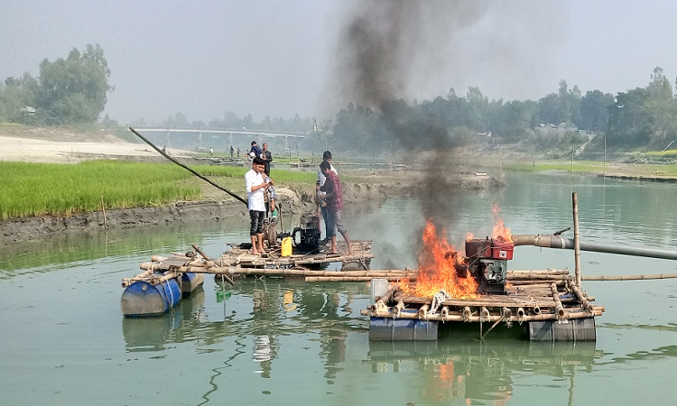 টাঙ্গাইলে ড্রেজার মেশিন ধ্বংস, জরিমানা