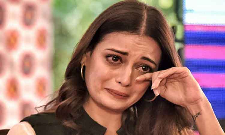 মঞ্চেই কান্নায় ভেঙে পড়লেন অভিনেত্রী দিয়া মির্জা
