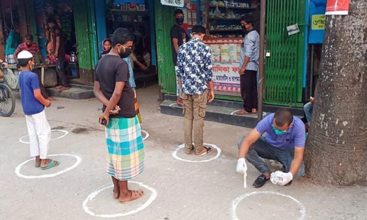 দূরত্ব বজায় রাখতে দোকানের সামনে গোল বৃত্ত