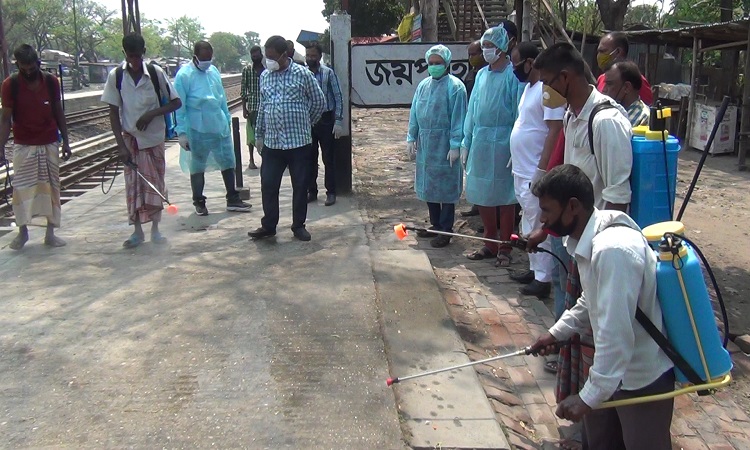 জীবাণু নাশক স্প্রে করছে জয়পুরহাট পৌরসভা