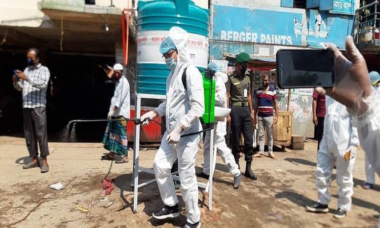 আজও বাড়ি বাড়ি গিয়ে জীবাণুনাশক স্প্রে ও খাবার বিতরণ করলো তারা