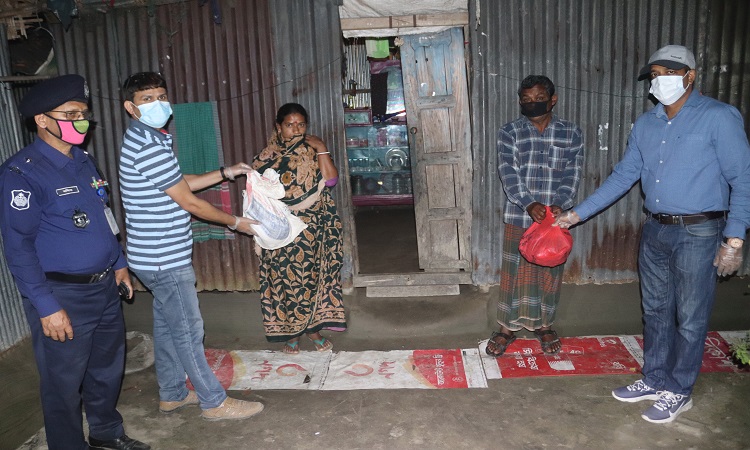 মধ্যরাতে বাড়ি বাড়ি খাদ্য সামগ্রী নিয়ে নীলফামারী পুলিশ সুপার