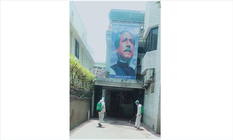 প্রধানমন্ত্রীর রাজনৈতিক কার্যালয়ে জীবাণুনাশক স্প্রে করলেন তারা