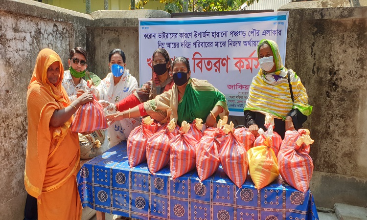 পঞ্চগড়ে দরিদ্র পরিবারের মাঝে খাদ্য সামগ্রী বিতরণ