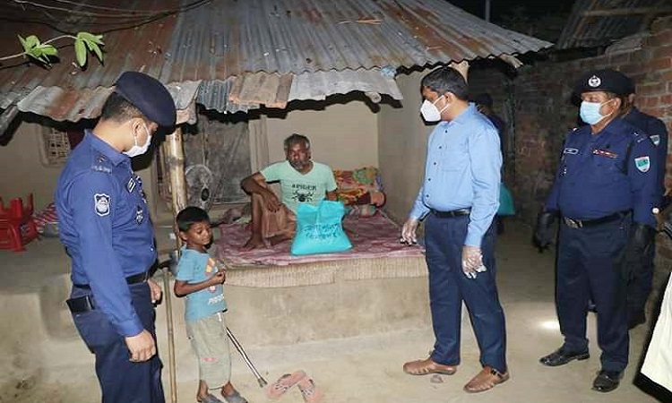 রাতের আধারে কর্মহীনদের খাবার দিলেন ঝিনাইদহের এসপি