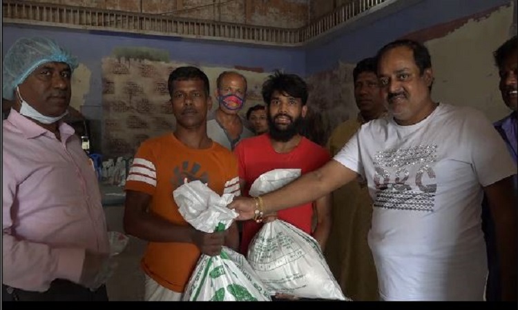 সাভারে অভিনেতা ডিপজলের ত্রাণ বিতরণ