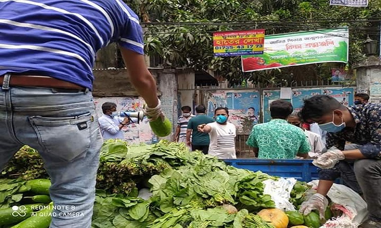 শাক-সবজি নিয়ে বাসার দ্বারে দ্বারে কাউন্সিলর আসাদ