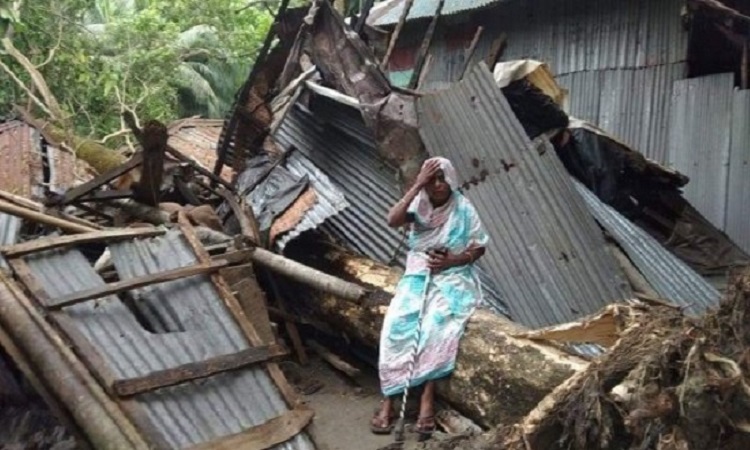 ভোলায় কালবৈশাখী কেড়ে নিলো দরিদ্র হালিমার আশ্রায় স্থল