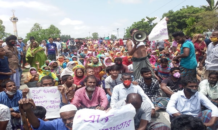 দিনাজপুরে ত্রাণের দাবিতে হাজারো মানুষের বিক্ষোভ