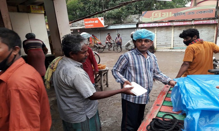 ১৩০০ খেটে খাওয়া মানুষদের মাঝে খাবার সামগ্রী বিতরণ