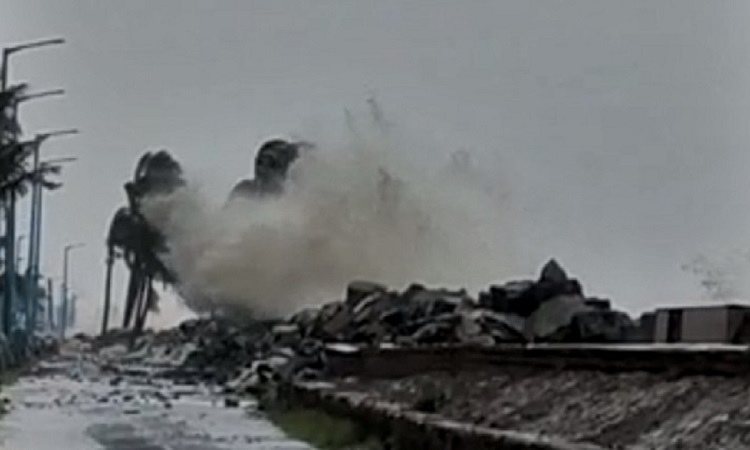 পশ্চিমবঙ্গে আঘাত হেনেছে ‘আম্পান’