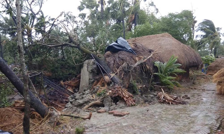 ঘূর্ণিঝড় আম্পানে লন্ডভন্ড কলকাতা-সহ দুই ২৪ পরগনা, নিহত ৩