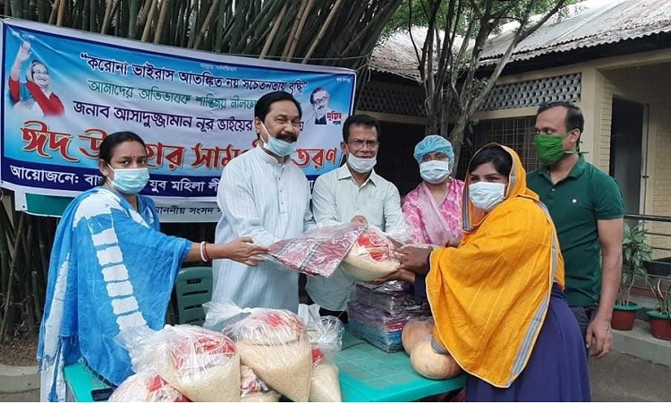 সাবেক সংস্কৃতিমন্ত্রী নুরের সহায়তায় নারীরা পেলেন ঈদ উপহার