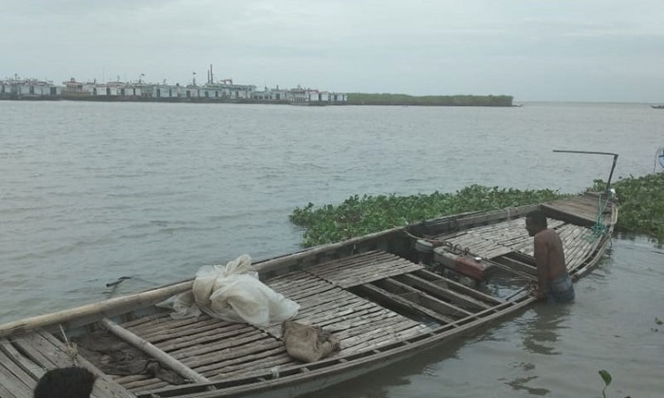 চোরাইপথে পদ্মা পাড়ি, ১৯ ট্রলার ডোবাল নৌ-পুলিশ