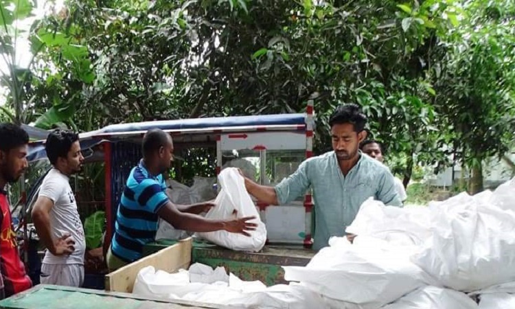 মুন্সীগঞ্জের চরাঞ্চলে যুবলীগের উদ্যোগে ঈদ উপহার বিতরণ