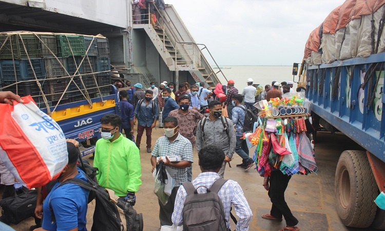 শিমুলিয়া ঘাট দিয়ে বাড়ি ফিরছে মানুষ