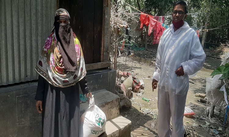 বরিশালের জেলা প্রশাসক ও বিভিন্ন উন্নয়ন সংস্থার ত্রাণ বিতরণ অব্যাহত