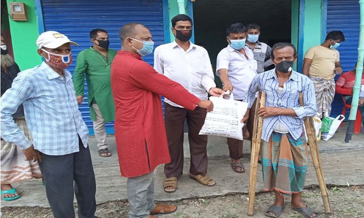 তানোরে দুস্থদের হাতে ঈদ সামগ্রী দিলেন কাউন্সিলর উত্তম