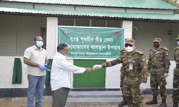 গৃহহীন দুই বীর সেনা মুক্তিযোদ্ধাকে সেনাবাহিনীর ঘর উপহার