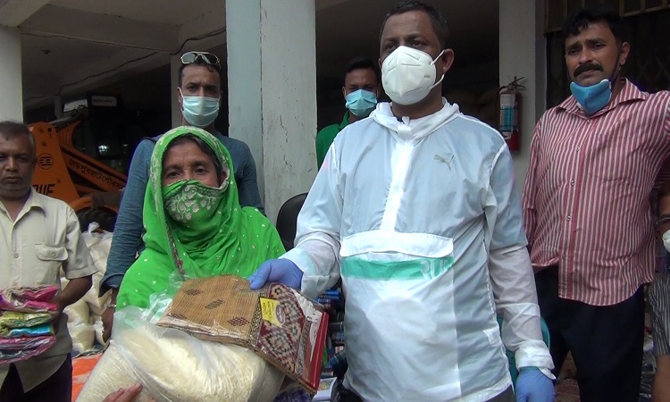 জয়পুরহাটে  ৪ হাজার পরিবারকে ঈদ উপহার দিলেন পৌর মেয়র