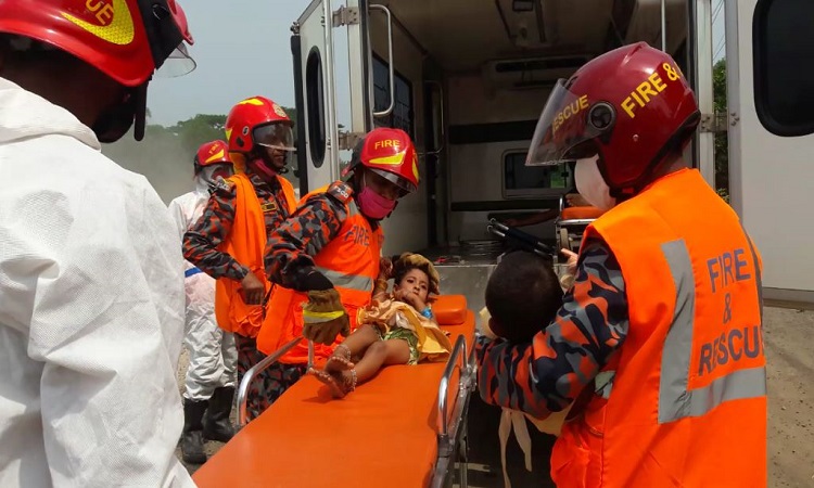 টাঙ্গাইলে প্রাইভেটকার নিয়ন্ত্রণ হারিয়ে খাদে পড়ে আহত ৪