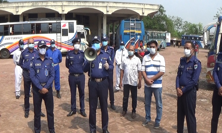 ঝিনাইদহে নির্দেশনা মেনে বাস চলাচলে পুলিশের তল্লাশি