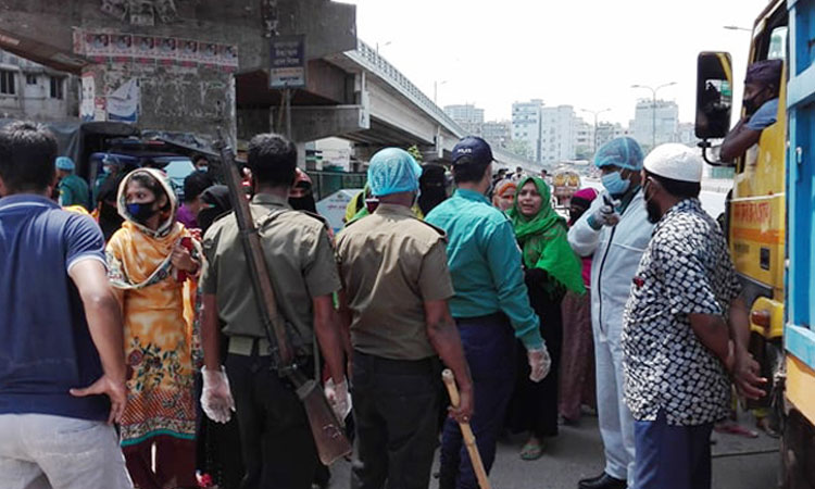 ভাড়া বাড়ানোর প্রতিবাদে পুরান ঢাকায় সড়ক অবরোধ