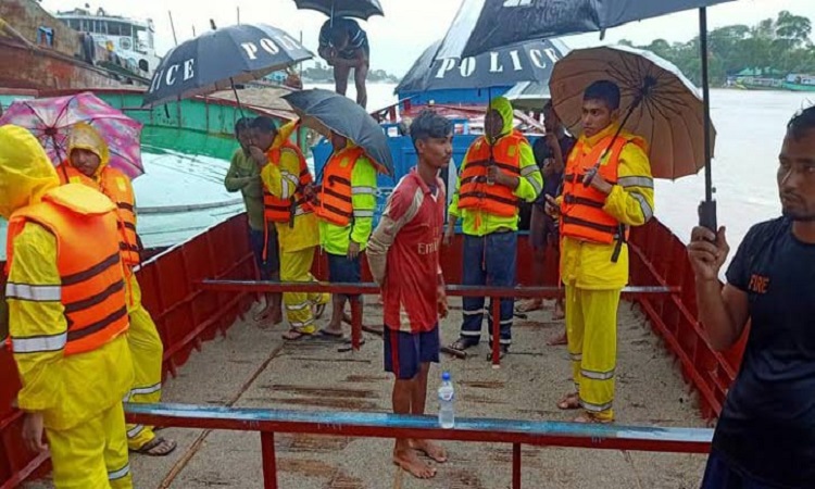 পিয়াইন নদীতে বালুবোঝাই নৌকা ডুবে দুই শ্রমিক নিখোঁজ