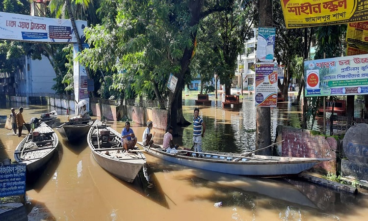 রৌমারীতে বন্যার নিয়ন্ত্রণ বাঁধ ভেঙ্গে বন্যার পরিস্থিতির অবনতি