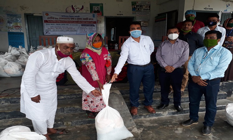 কুড়িগ্রামে নারীদের মাঝে খাদ্য ও সুরক্ষা সামগ্রী বিতরণ