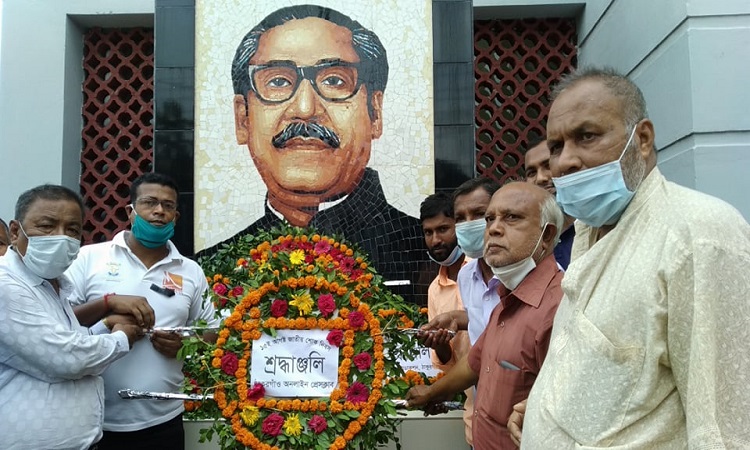 বঙ্গবন্ধুর প্রতিকৃতিতে ঠাকুরগাঁও অনলাইন প্রেসক্লাবের শ্রদ্ধা