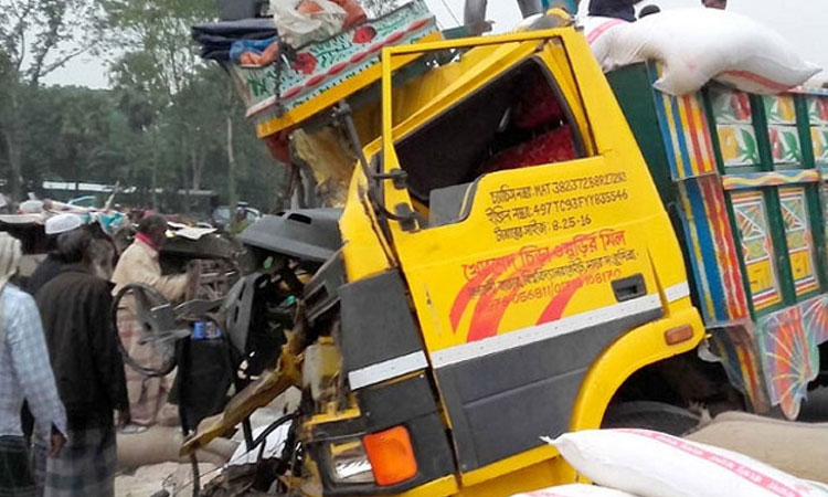 দাঁড়িয়ে থাকা ট্রাকে অপর ট্রাকের ধাক্কা, নিহত ২