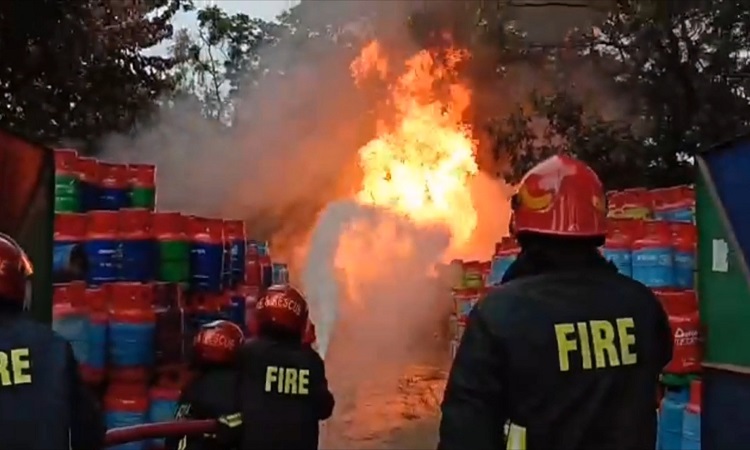 মুন্সীগঞ্জে এলপিজি গ্যাস গোডাউনে অগ্নিকাণ্ড
