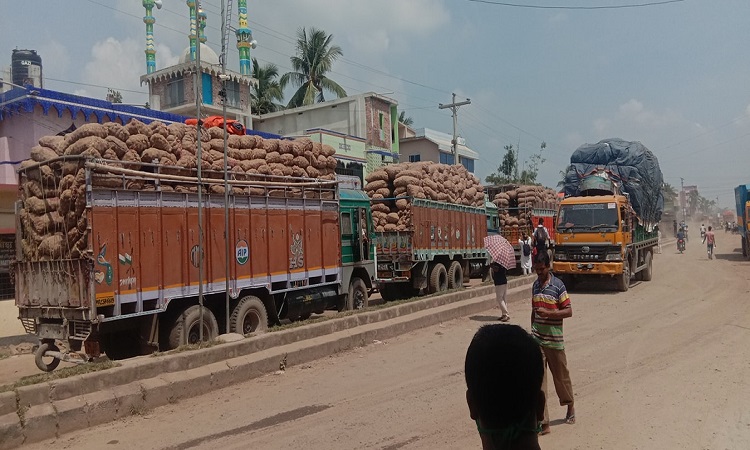 ভোমরা দিয়ে পেঁয়াজের ট্রাক ঢুকতে শুরু করেছে