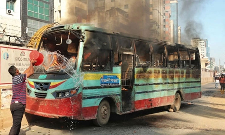 পল্টনে গাড়িতে আগুন: গ্রেফতার ৩