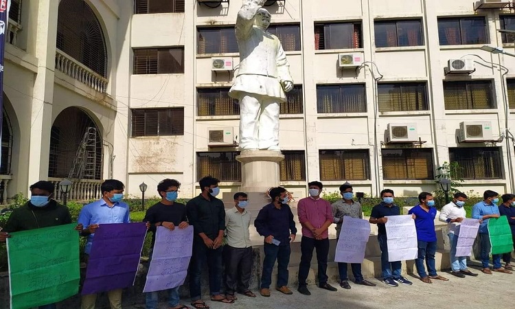 শেষবর্ষের চূড়ান্ত পরীক্ষার দাবিতে কুবিতে মানববন্ধন