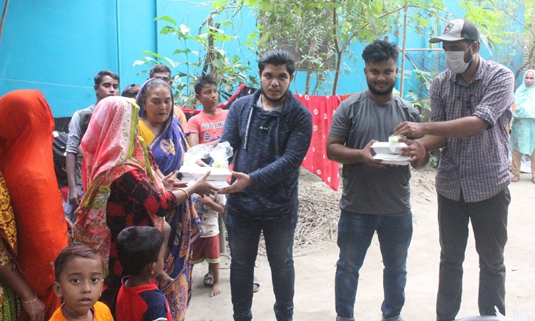 এক বেলার খাবার পেলো বেদে সম্প্রদায়-মাদ্রাসা শিক্ষার্থীরা