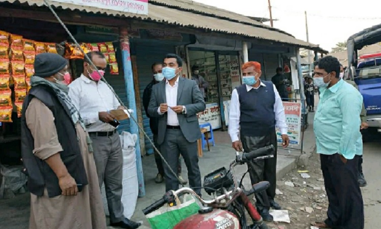 হিলিতে মাস্ক পরা নিশ্চিতে জরিমানা