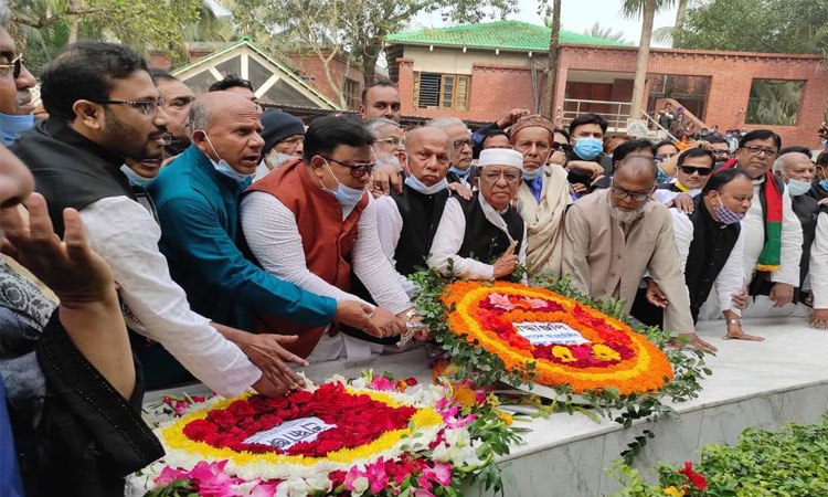 বঙ্গবন্ধুর সমাধিতে নব গঠিত খুলনা জেলা আওয়ামী লীগের শ্রদ্ধা