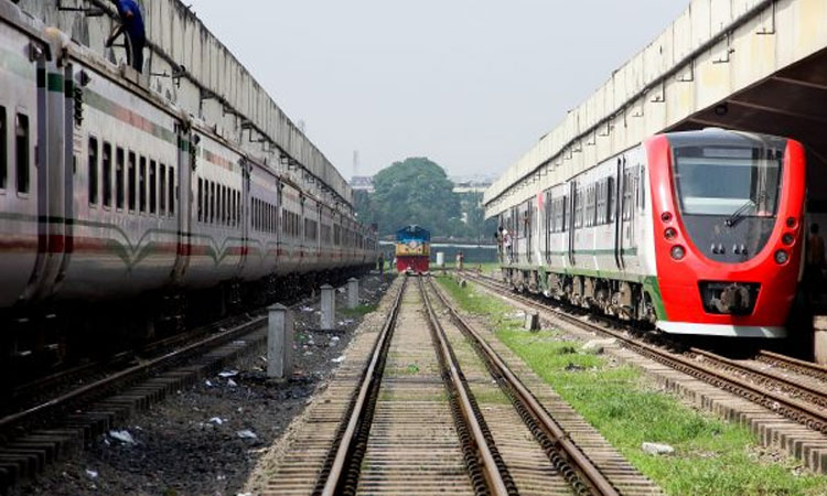 বিনা টিকেটে রেল ভ্রমণ, ৪২২ যাত্রীকে জরিমানা