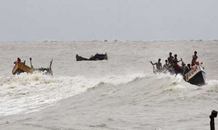 বঙ্গোপসাগরে ট্রলার ডুবির ঘটনায় ৯ জেলে নিখোঁজ