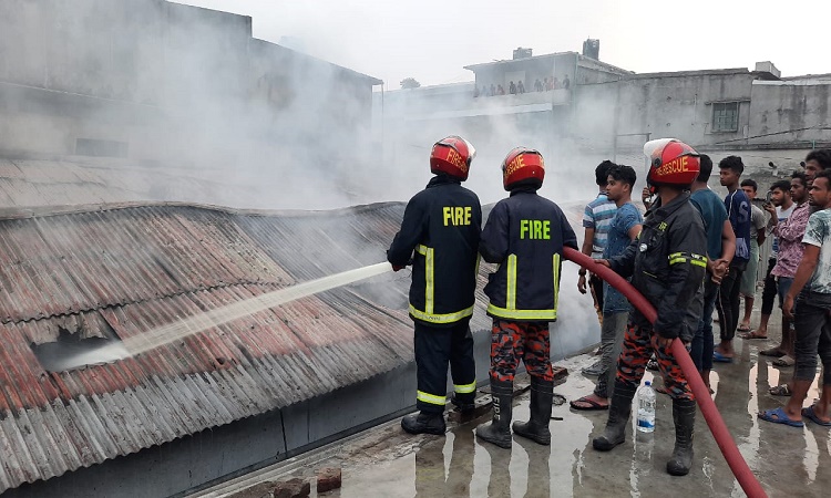 মুন্সিগঞ্জে অগ্নিকাণ্ডে জালের কারখানা পুড়ে ছাই